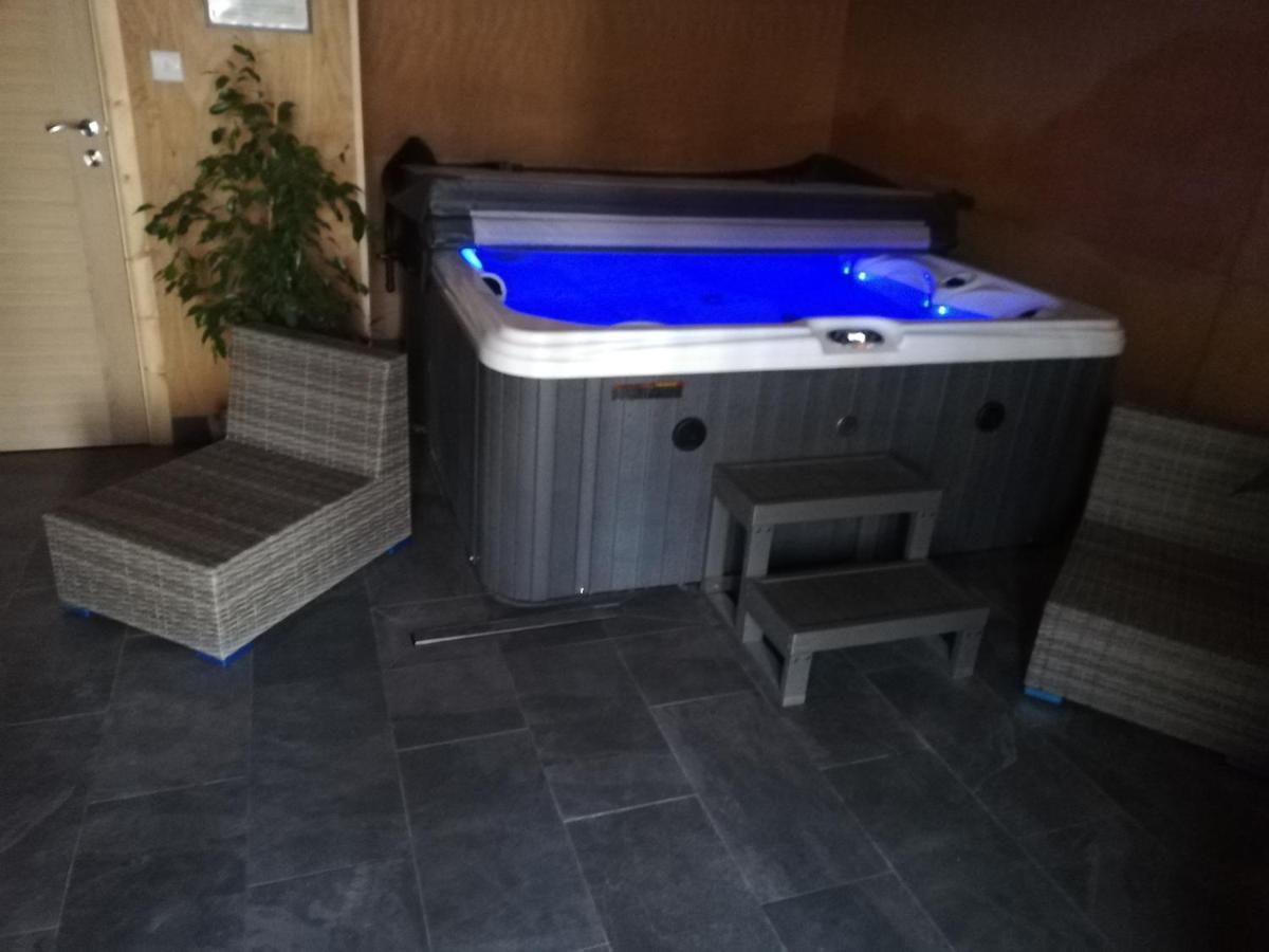 Detached House Jacuzzi Work Holiday Relax Private Parking Nature 10Miles Away From Heathrow Airport Villa Addlestone Exterior photo