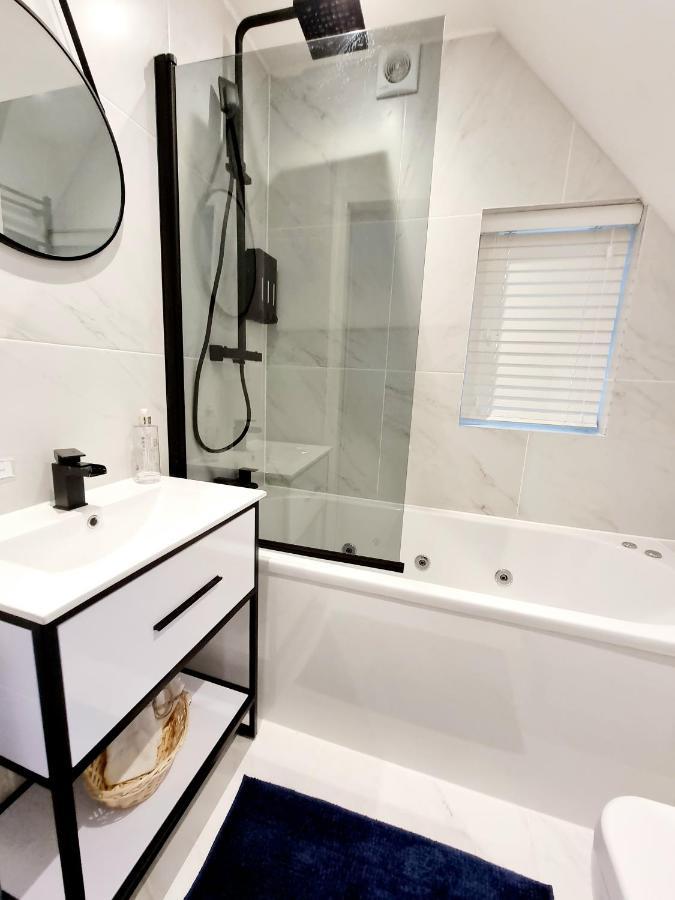 Detached House Jacuzzi Work Holiday Relax Private Parking Nature 10Miles Away From Heathrow Airport Villa Addlestone Exterior photo